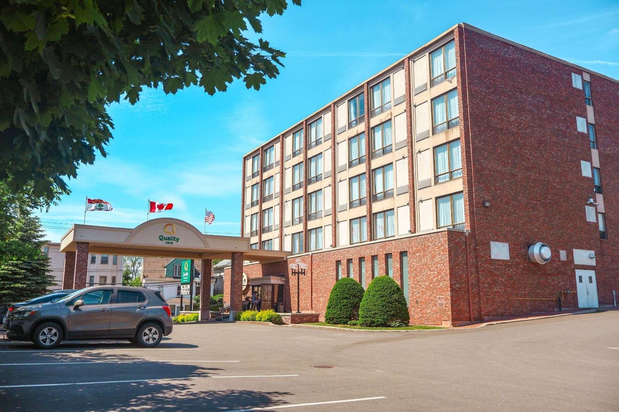 Quality Inn & Suites Downtown Charlottetown Exterior photo