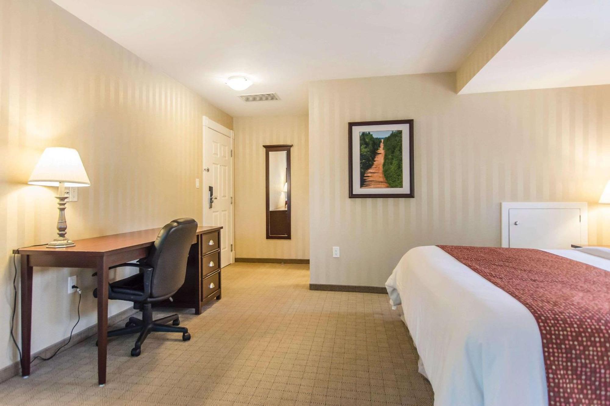 Quality Inn & Suites Downtown Charlottetown Exterior photo